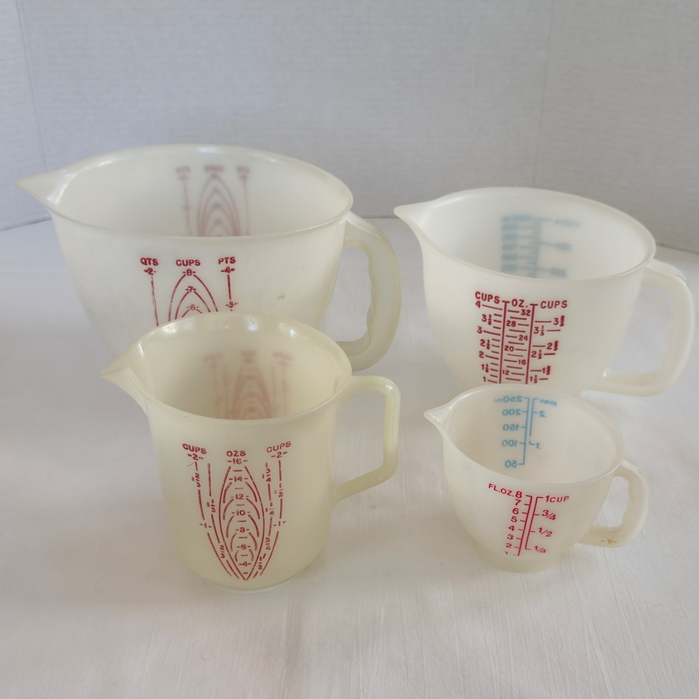 Tupperware Measuring Cup Set 4pc White Red Blue Vintage Good Nesting Pitchers